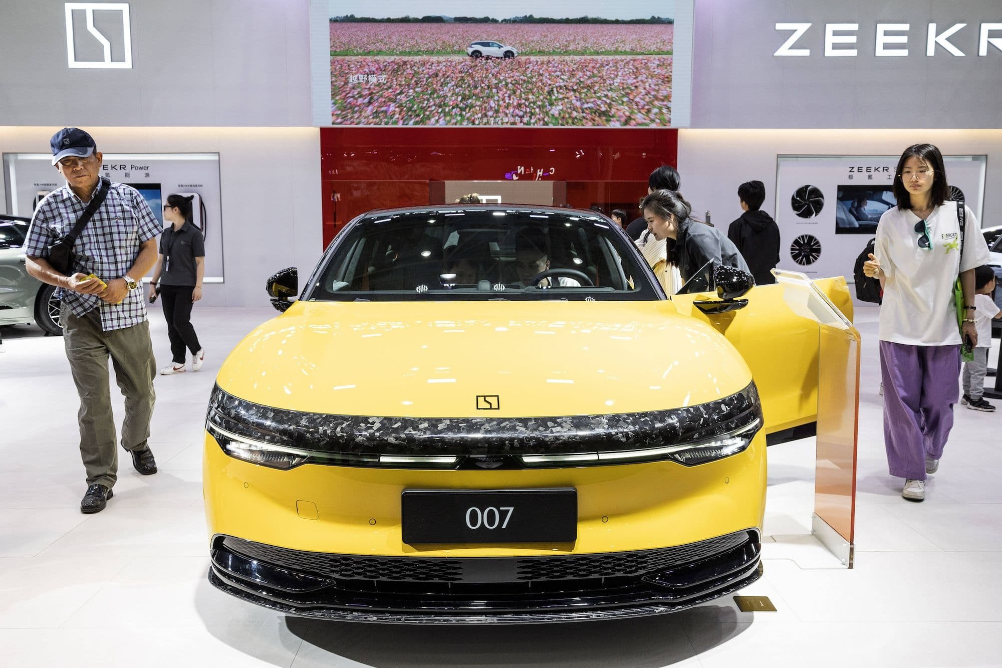 Besucher sehen sich einen Zeekr 007 von Geely auf der Central China International Auto Show 2024 an.