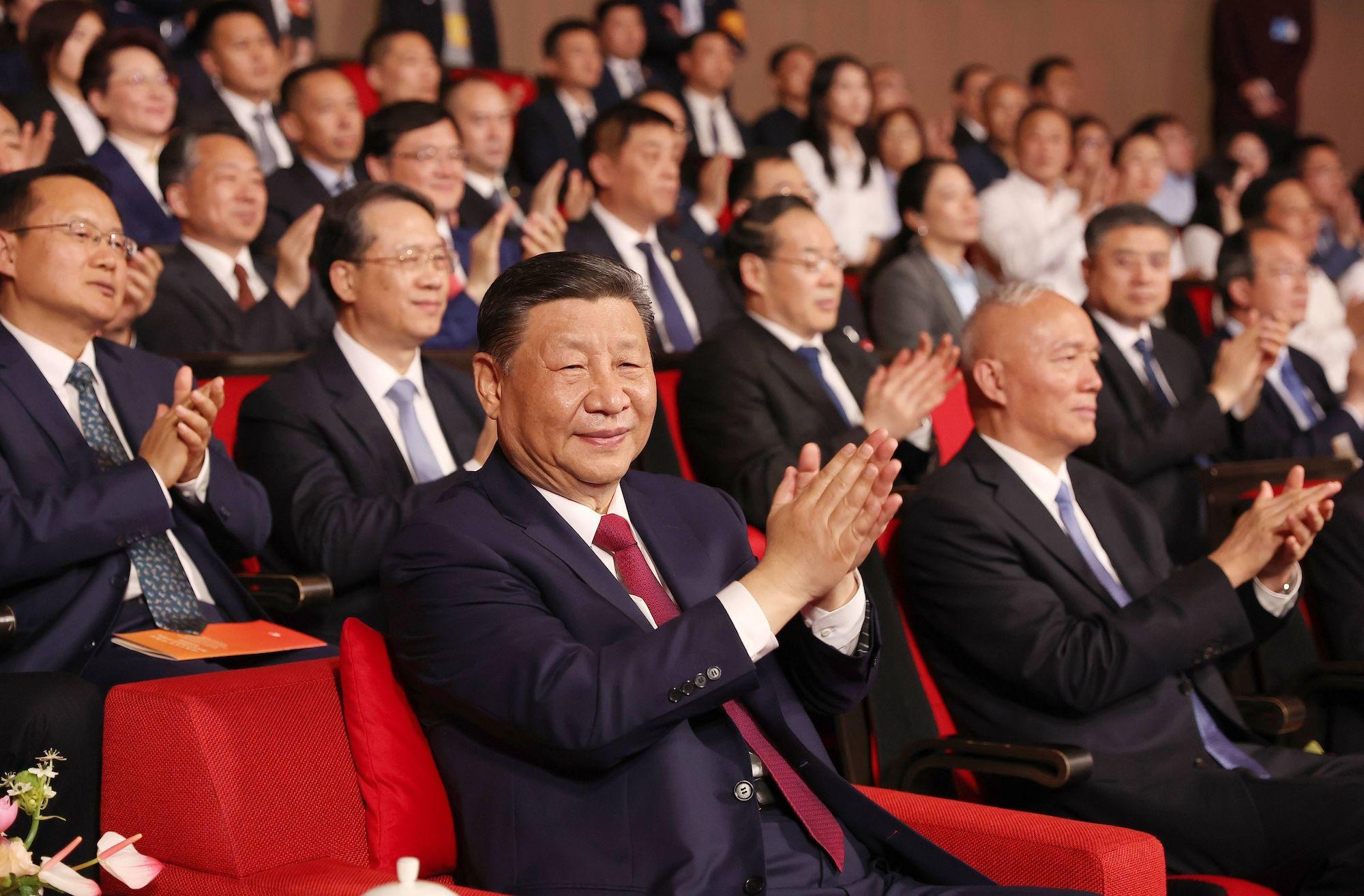 Der chinesische Präsident Xi Jinping nimmt an einem Konzert anlässlich des 75. Jahrestages der Aufnahme diplomatischer Beziehungen zwischen Russland und China teil 