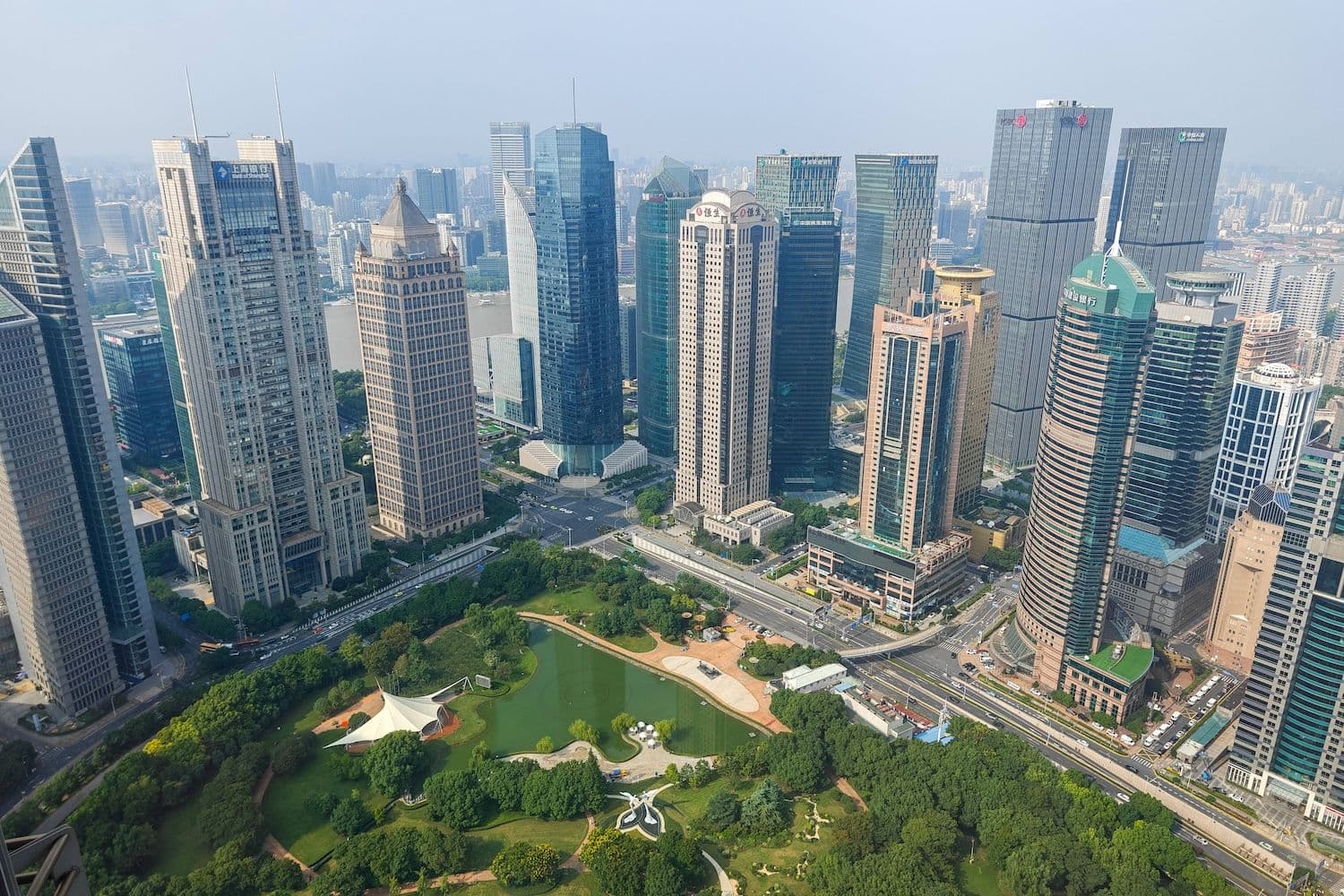 Die Stadtansicht von Pudong von der Spitze des Jinmao Tower in Shanghai aus, mit der kleinen zentralen Grünanlage Lujiazui