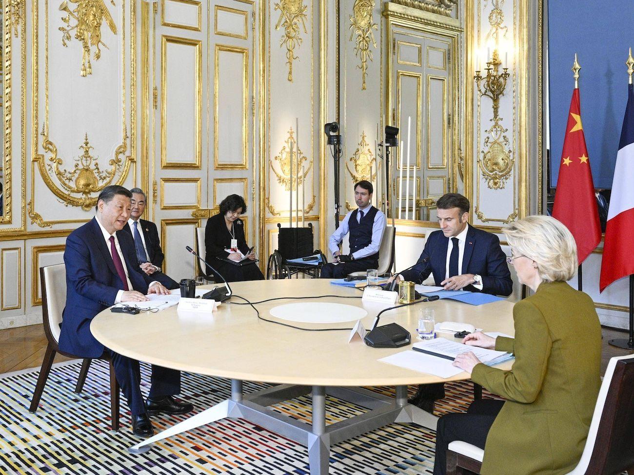 China News, China Europa, Deutschland, Frankreich, Serbien, Ungarn: Der chinesische Präsident Xi Jinping bei einem trilateralen Treffen mit dem französischen Präsidenten Emmanuel Macron und der Präsidentin der EU-Kommission Ursula von der Leyen 