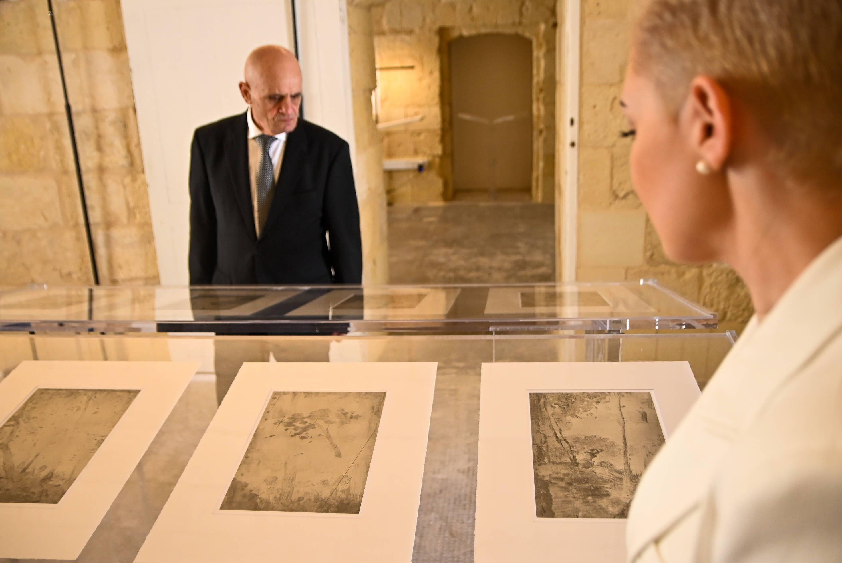 Menschen betrachten Kunstwerke im China-Pavillon der Malta-Biennale in Valletta, Malta