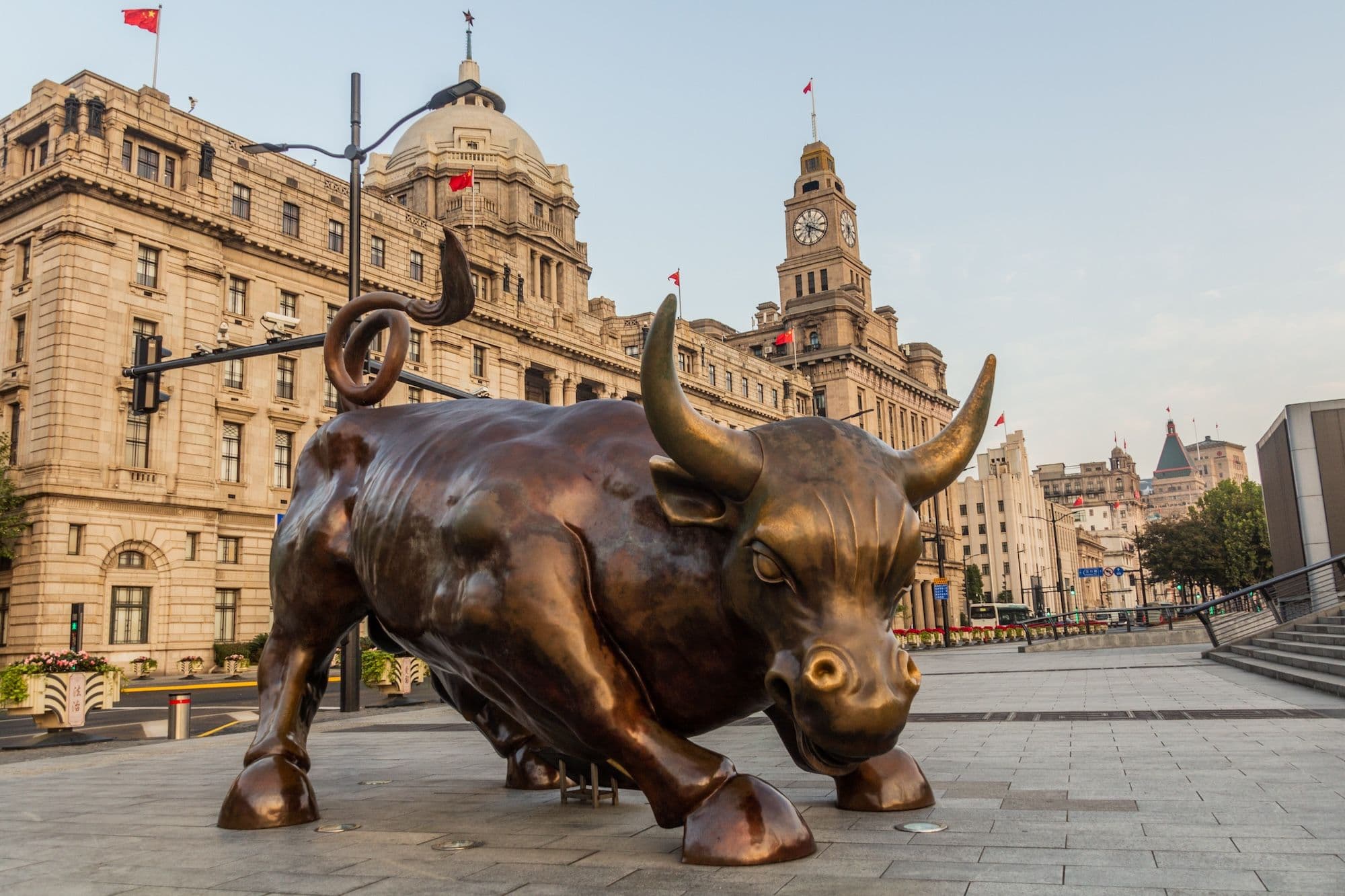 Bund Financial Bull in Shanghai, China. Aktien News des chinesischen Aktienmarktes. Lohnen sich chinesische Aktien?