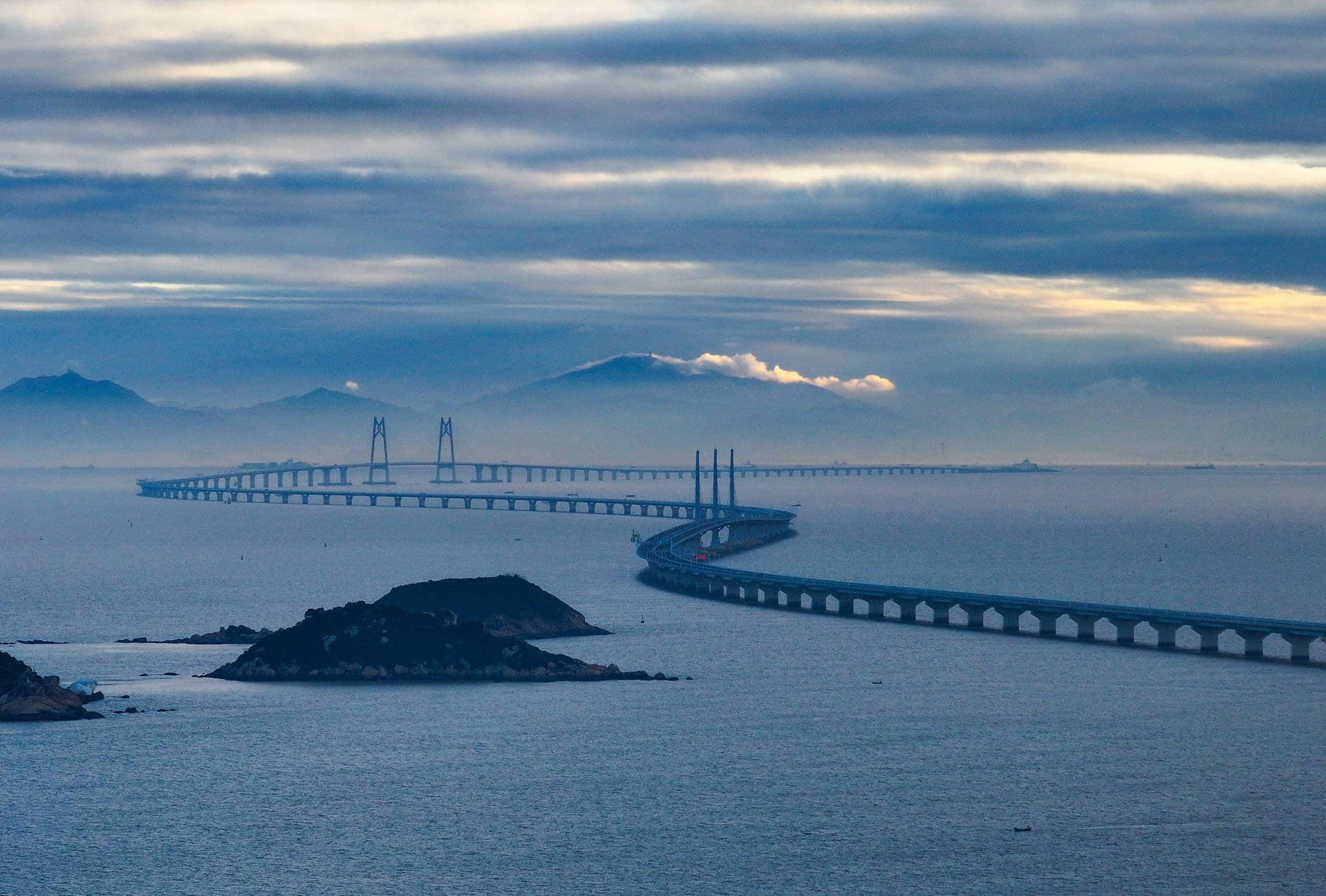 Diese Luftaufnahme zeigt die Hongkong-Zhuhai-Macao-Brücke in Südchina.