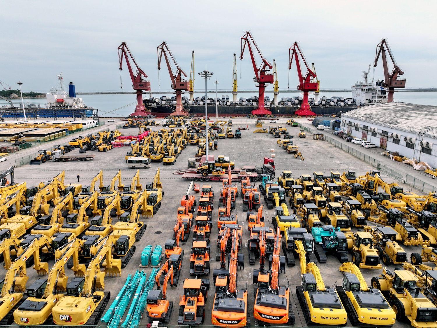 Eine Drohnenaufnahme zeigt Maschinen in einem Hafen in der Stadt Lianyungang in der ostchinesischen Provinz Jiangsu. Der chinesische Industriesektor verzeichnete im vergangenen Monat eine stärkere Wachstumsdynamik.
