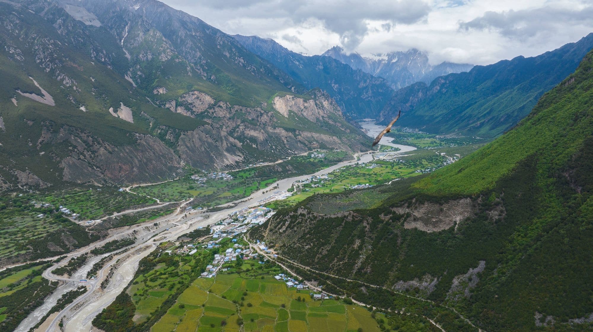 Ein Drohnenfoto vom 2. Juni 2024 zeigt die Landschaft im Kreis Lhari in Nagqu im südwestchinesischen autonomen Gebiet Xizang