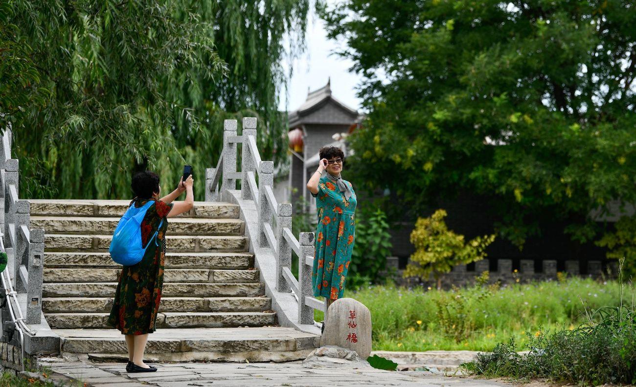 Touristen besuchen das Dorf Xiaoxinmatou im Bezirk Baodi in der nordchinesischen Stadt Tianjin