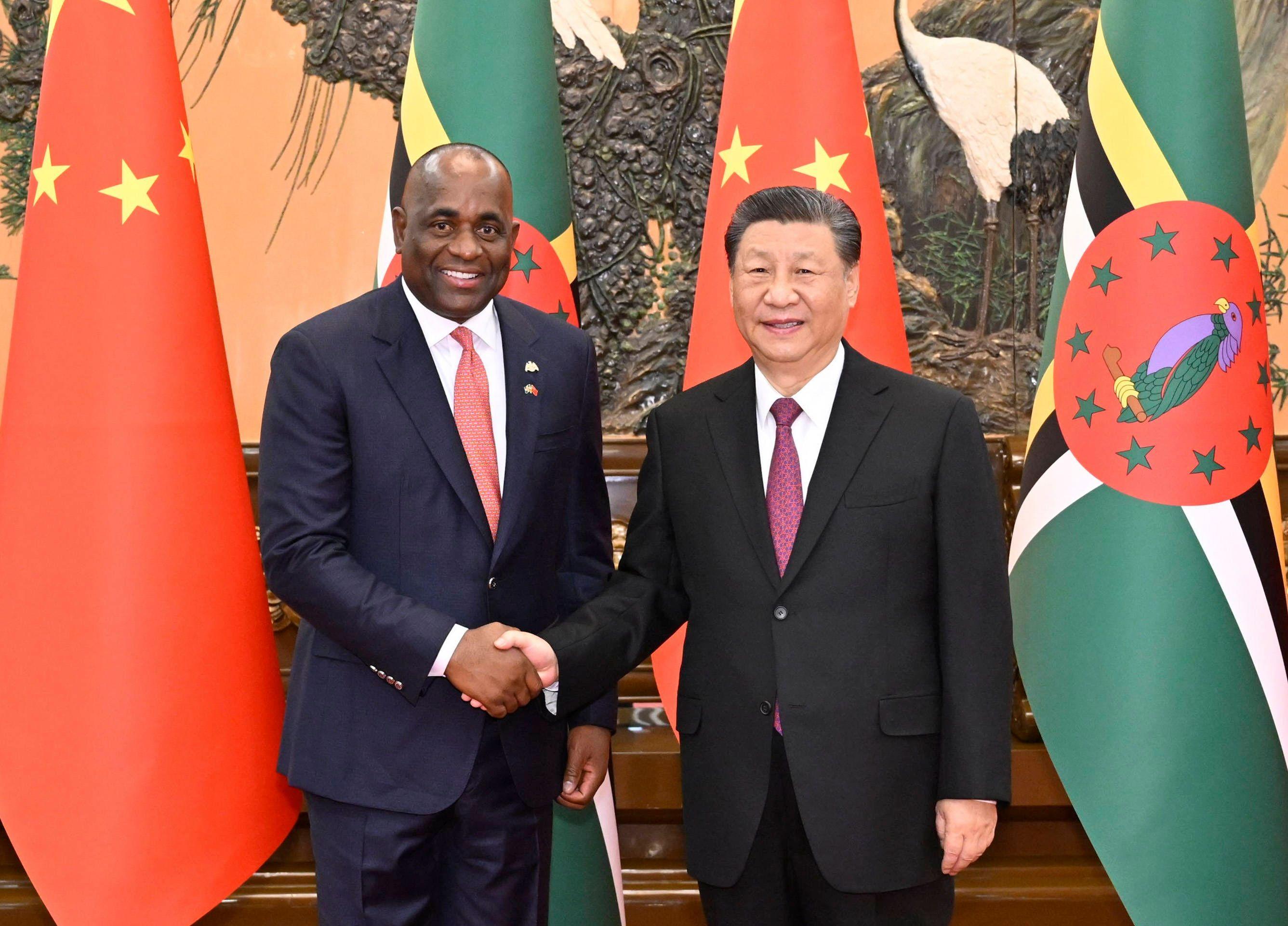 Der chinesische Präsident Xi Jinping trifft den Premierminister des Commonwealth of Dominica Roosevelt Skerrit in der Großen Halle des Volkes in Peking, der Hauptstadt Chinas