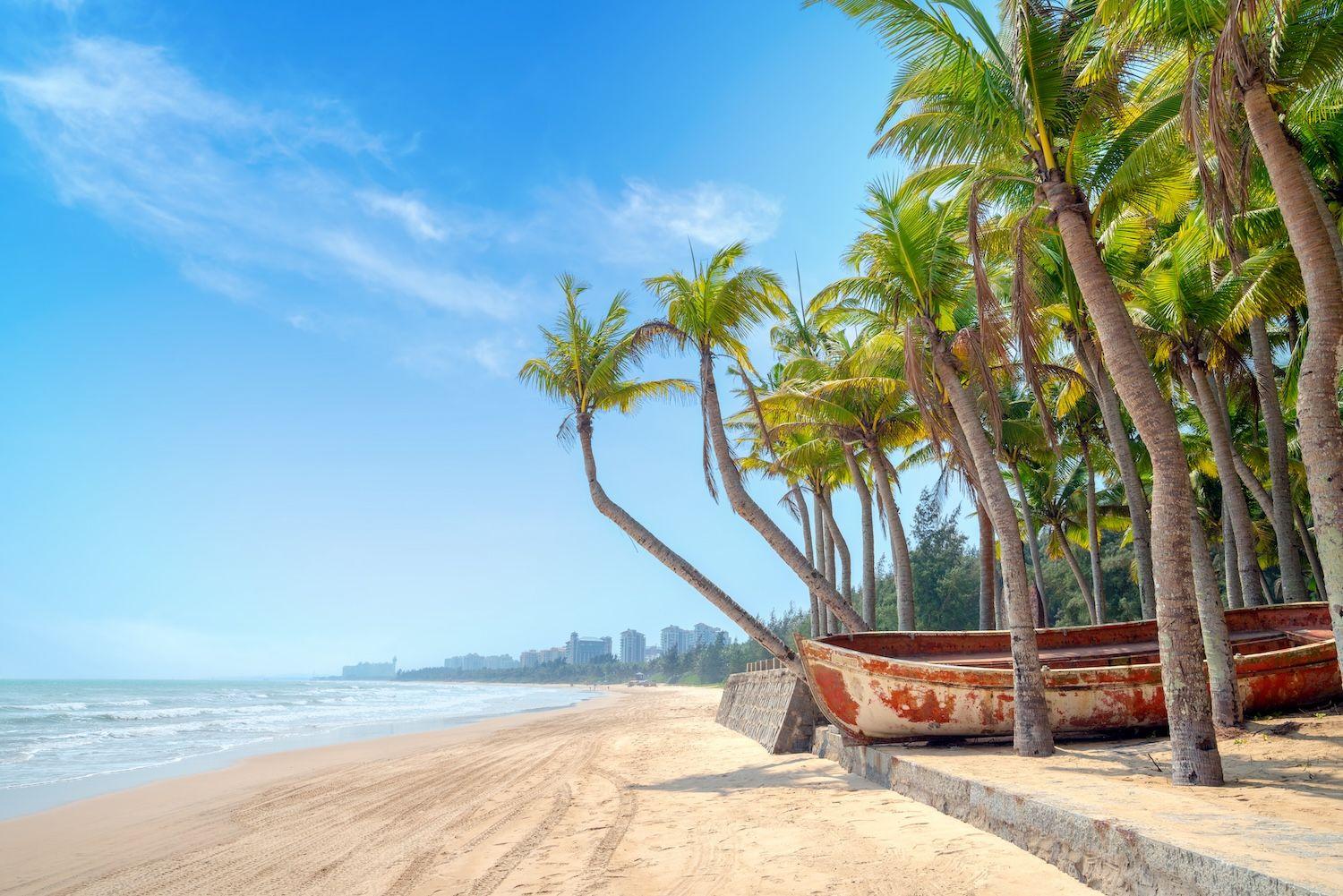 Ein Sommerlicher, tropischer Strand auf der Insel Hainan. Hawaii Chinas, chinesisches Hawaii, tropische Insel, tropisches Klima. Strandurlaub in China