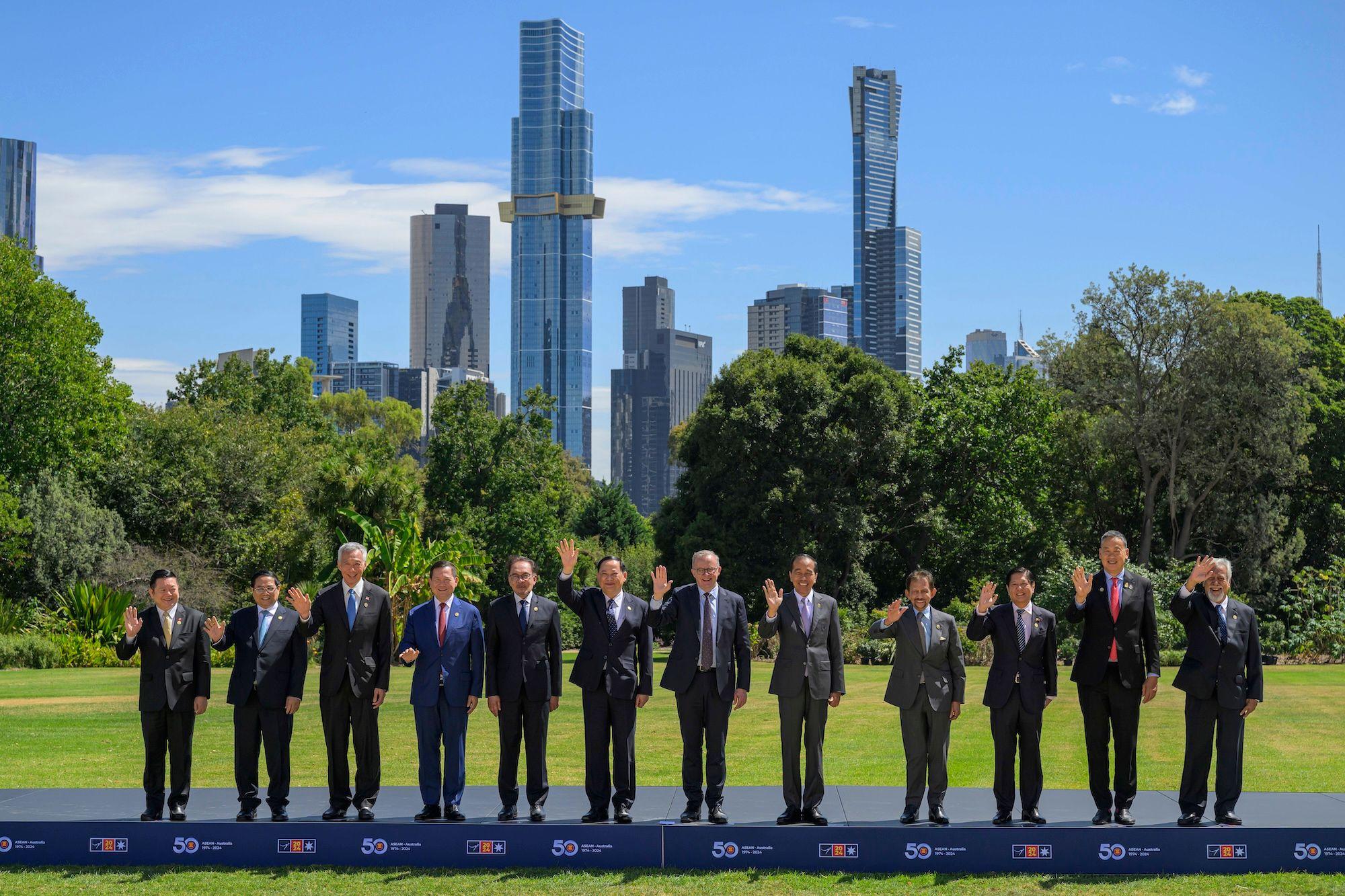 China Politic: Die Staats- und Regierungschefs des Verbands Südostasiatischer Nationen posierten für Fotos vor dem Regierungsgebäude