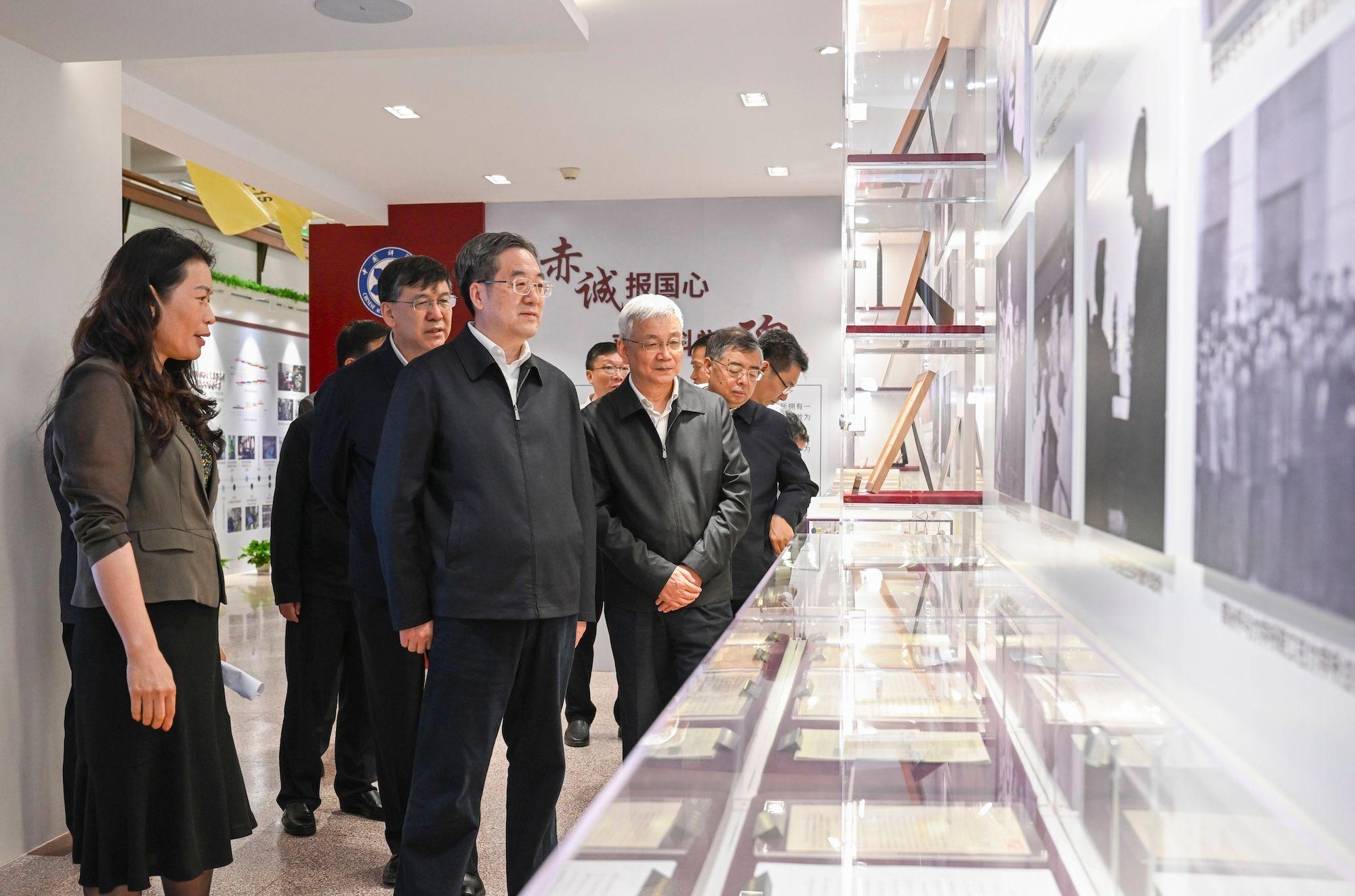 Der chinesische Vizepremier Ding Xuexiang besucht die dem Geist der Wissenschaftler gewidmete Ausstellungshalle des Instituts für Mechanik der Chinesischen Akademie der Wissenschaften in Peking