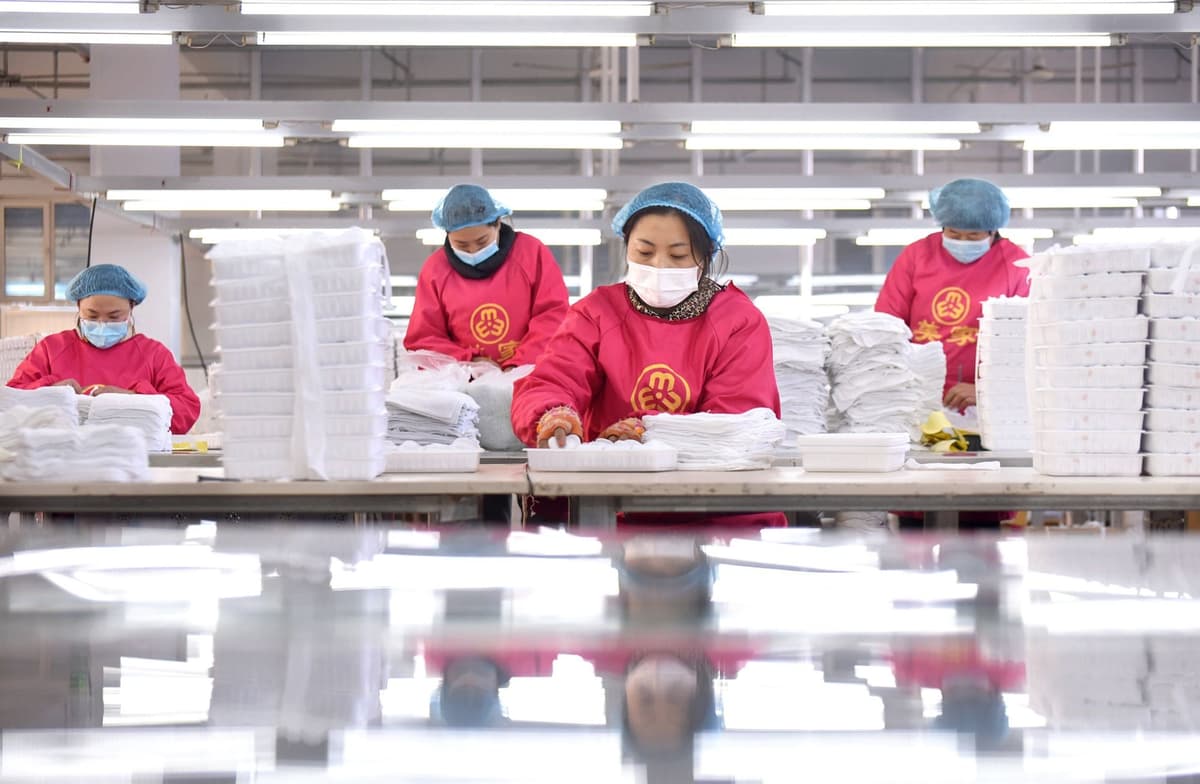 China News, Wirtschaft, Aufschwung, Wie gut geht es China? Arbeiter verpacken Handtücher in einer Fabrik im Dorf Jiajiazhuang im Kreis Yiyuan in der ostchinesischen Provinz Shandong