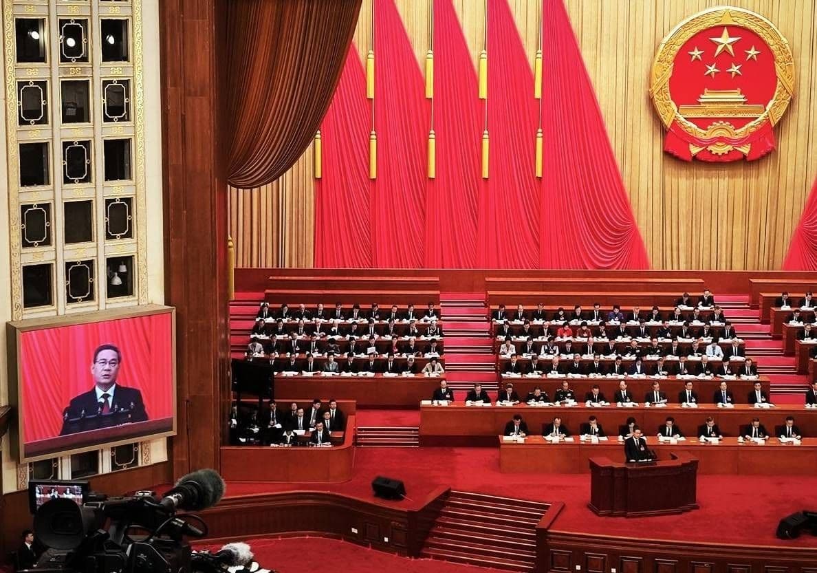 Wirtschaft in China: Der chinesische Ministerpräsident Li Qiang hält eine Rede während der zweiten Sitzung des 14. Nationalen Volkskongresses (NVK) in der Großen Halle des Volkes in Peking, China