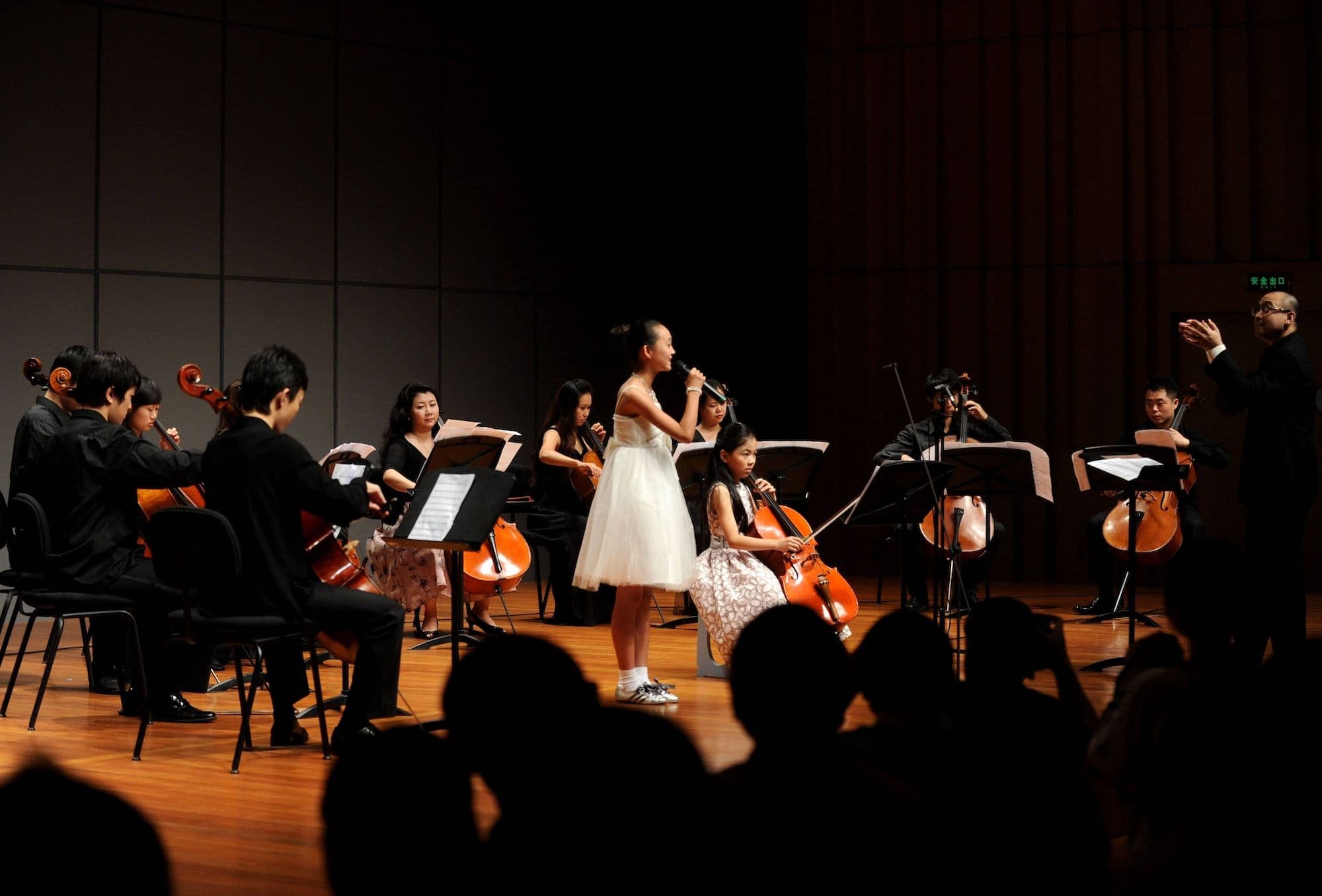 Die Cello-Lehrerin Na Mula und ihre Schüler spielen für Studenten während eines Konzerts im National Center for the Performing Arts in Peking, der Hauptstadt Chinas. China News. China Kultur