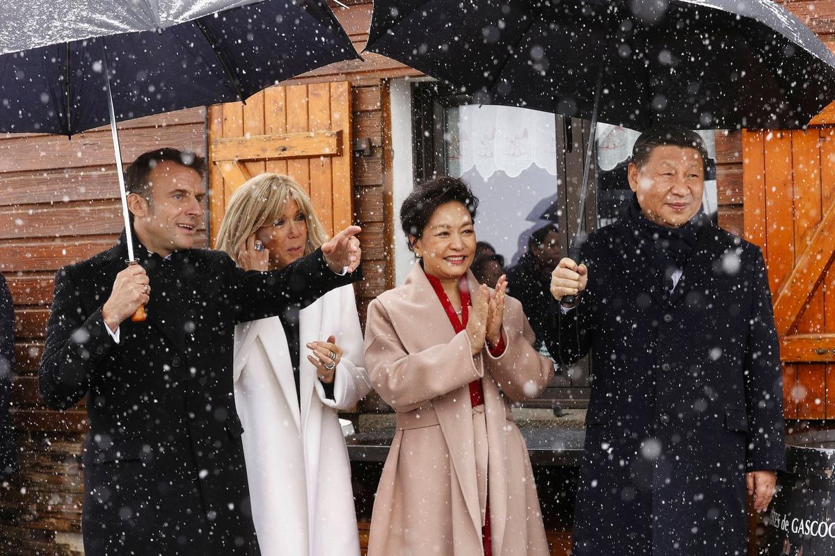 Der französische Präsident Emmanuel Macron und seine Frau Brigitte Macron, der chinesische Präsident Xi Jinping und seine Frau Peng Liyuan posieren auf dem Tourmalet-Pass in den Pyrenäen im Rahmen des zweitägigen Staatsbesuchs in Frankreich