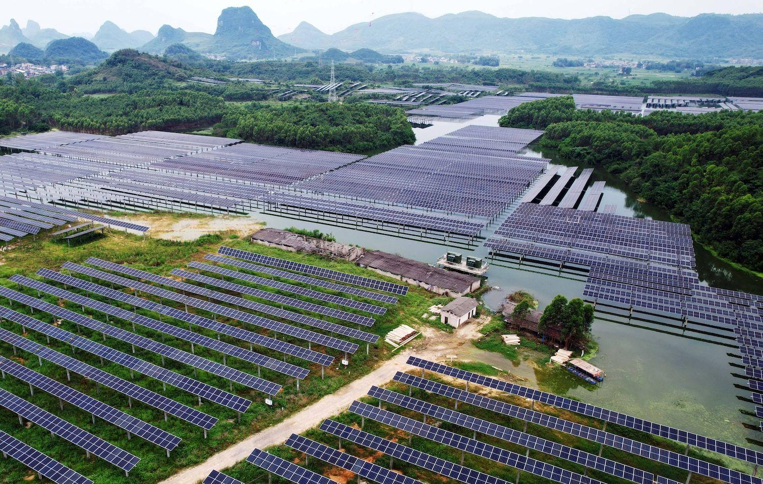 Aufgereihte Photovoltaik-Paneele in einem Photovoltaik-Kraftwerk in Liuzhou, Provinz Guangxi, China. Chinas Klimaziele, Klimawandel, Klimaneutralität, CO2 Ausstoß