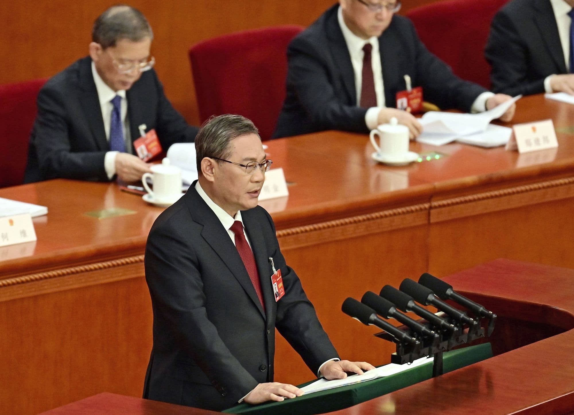 Nationaler Volkskongress in Peking Der chinesische Ministerpräsident Li Qiang spricht am Eröffnungstag des einwöchigen Nationalen Volkskongresses in der Großen Halle des Volkes in Peking