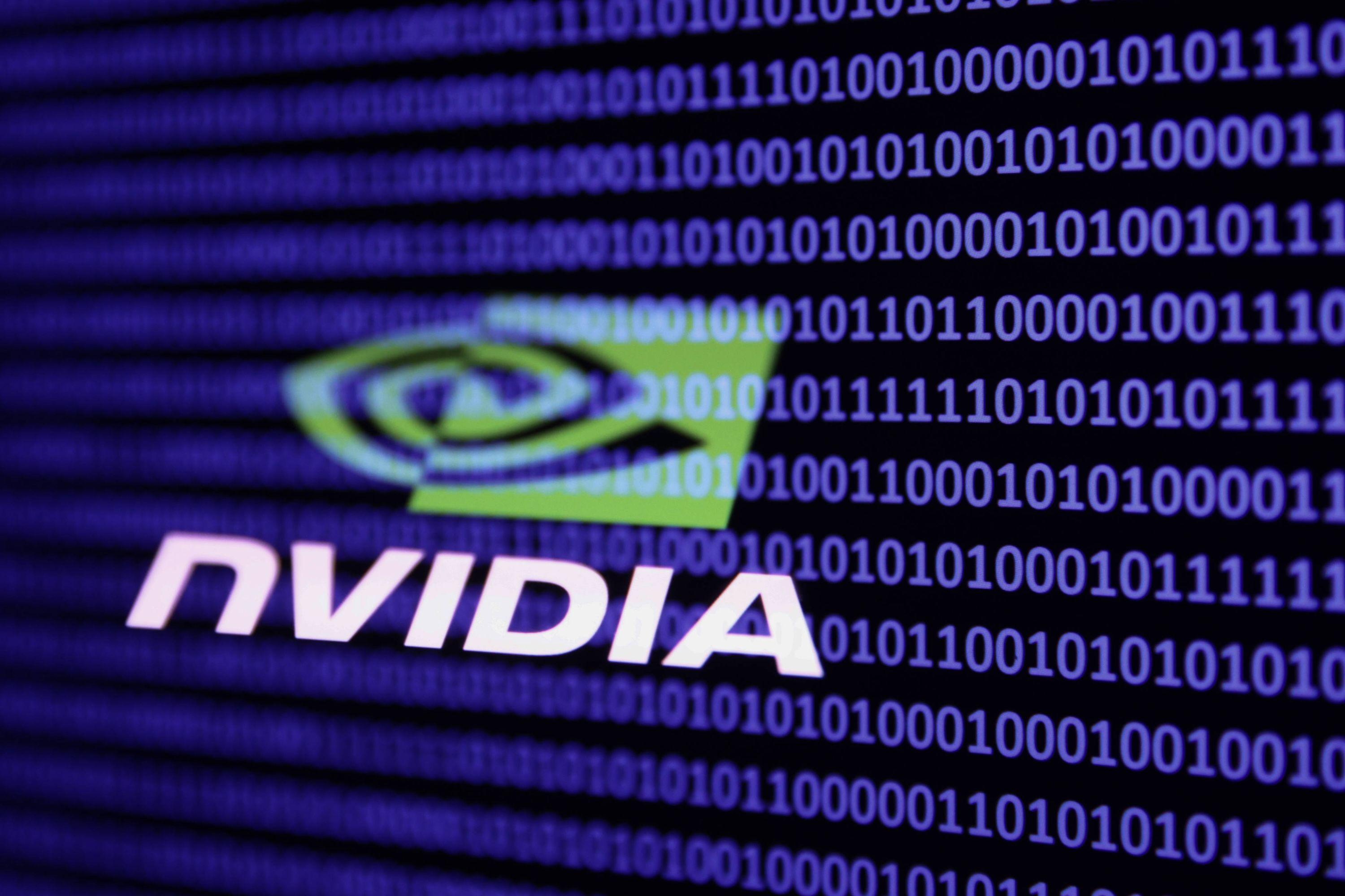 China Aktien, China Wirtschaft: Ein binärer Code auf einem Laptop-Bildschirm und das Nvidia-Logo darüber