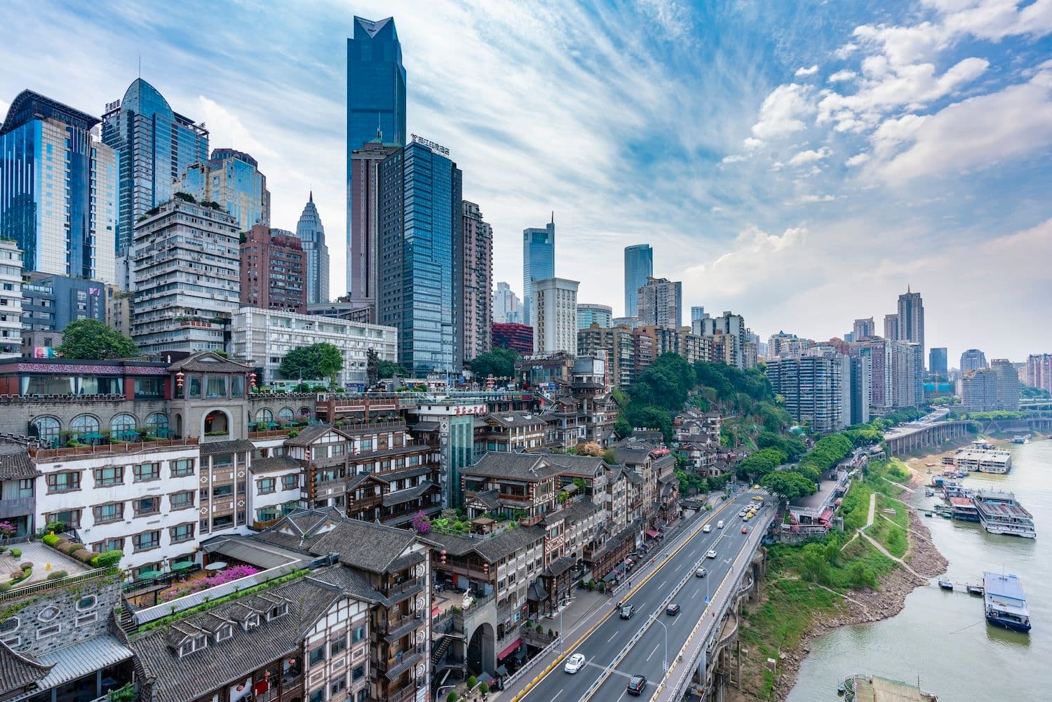 Blick auf die Hongya-Höhle und das Stadtzentrum von Chongqing