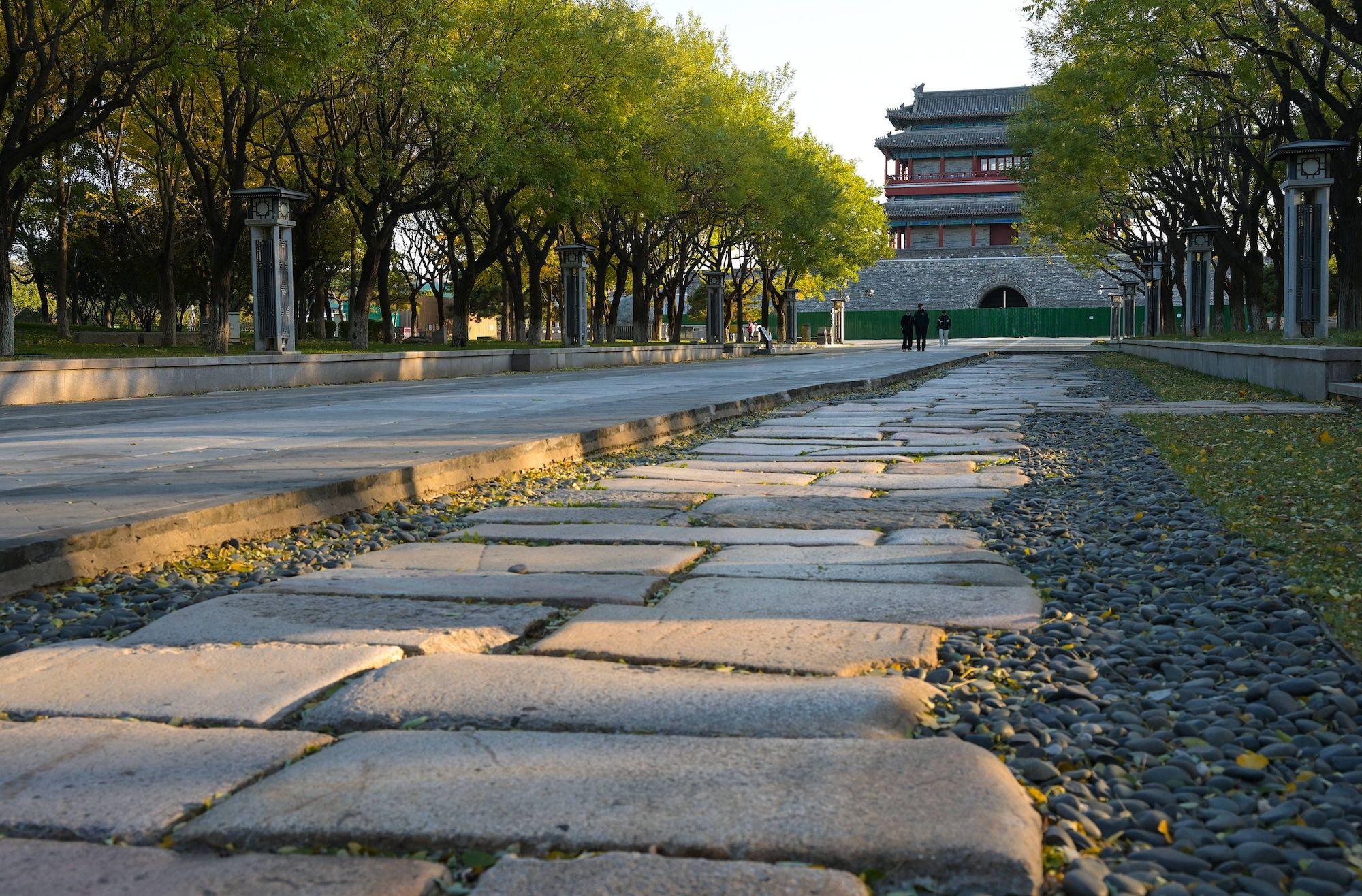 eine alte, mit Steinen gepflasterte Straße, auf der die alten Kaiser von der Verbotenen Stadt zur Opferstätte gingen, nördlich des Yongding-Tors im südlichsten Teil der Pekinger Zentralachse in der chinesischen Hauptstadt Peking.