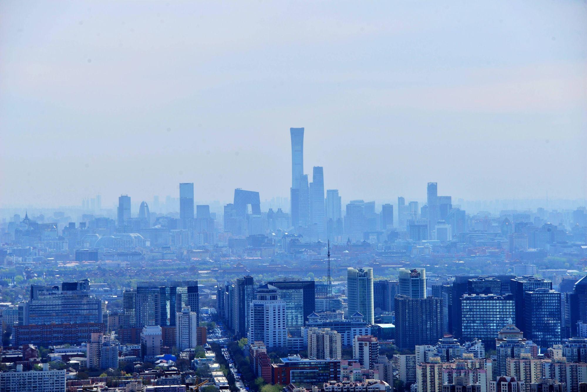Blick auf Pekings Hochhäuser, Skyline, vom Central Television Tower aus. Entwicklung Chinas. Entwicklungsstand. Entwicklungsförderung