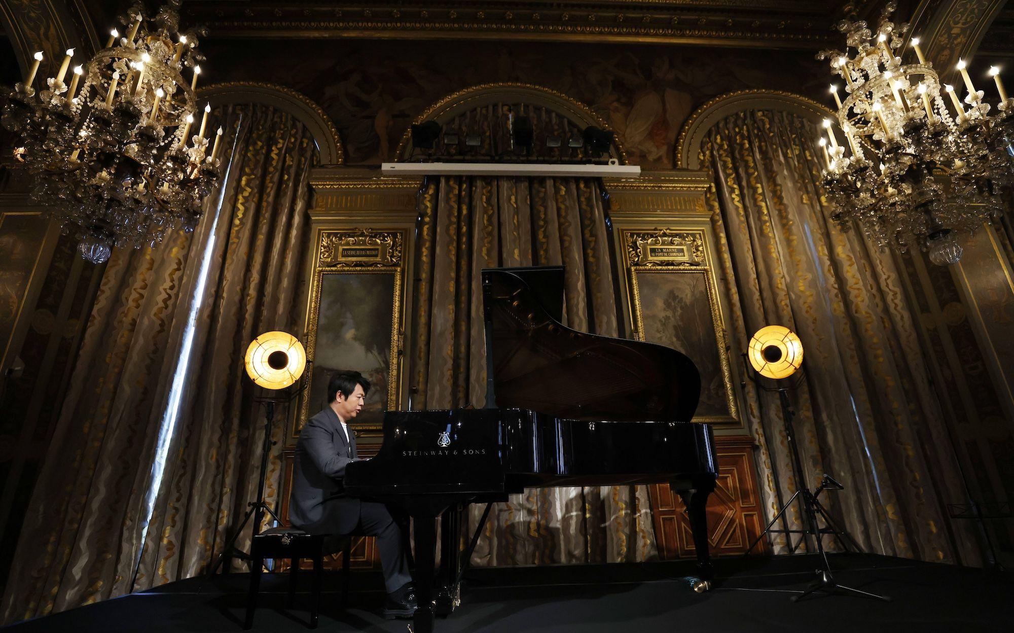 Der chinesische Pianist Lang Lang spielt während der Enthüllungszeremonie seines neuen Albums The Disney Book im Rathaus von Paris, Frankreich