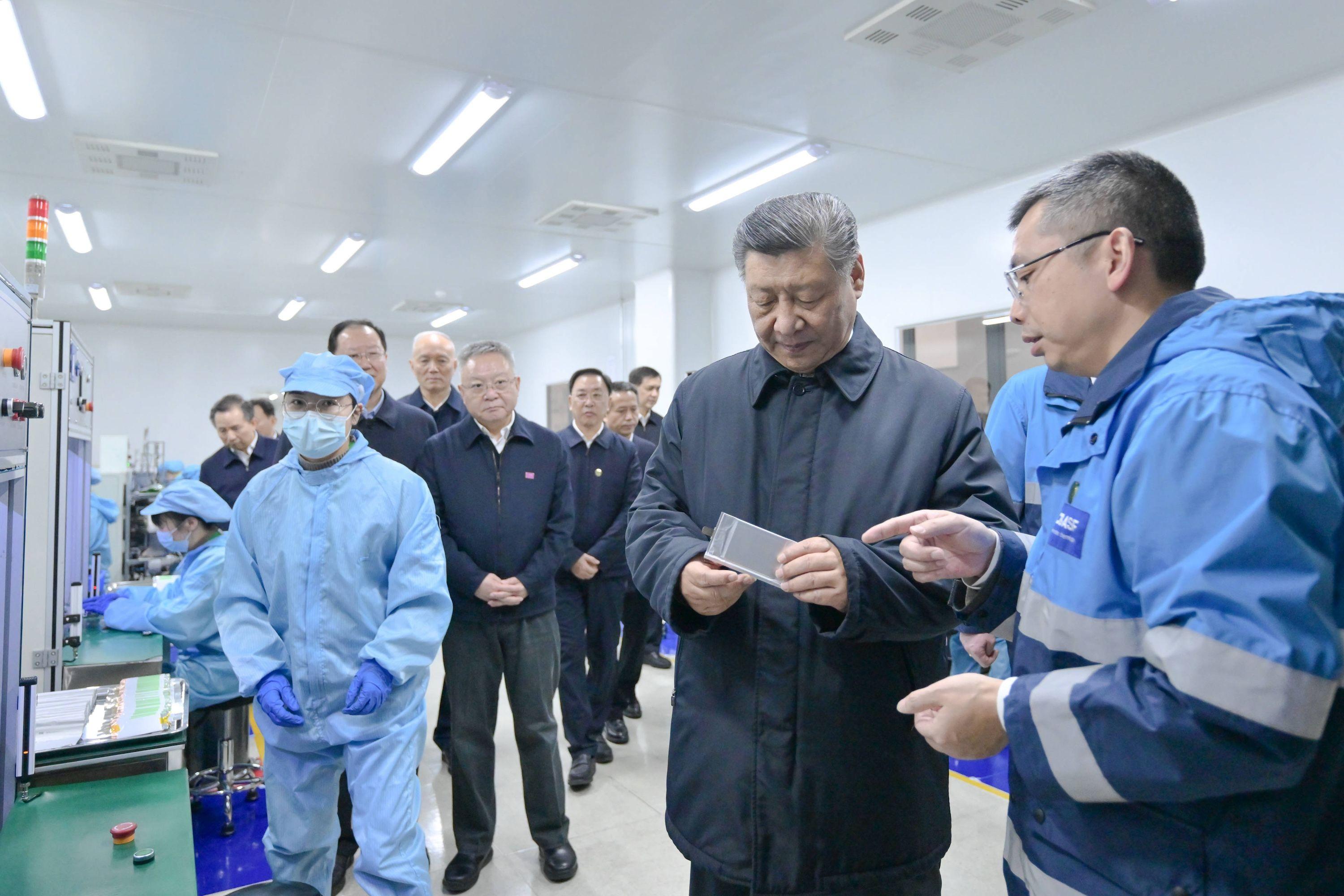 Der chinesische Präsident Xi Jinping besucht ein Joint Venture für Batteriematerialien