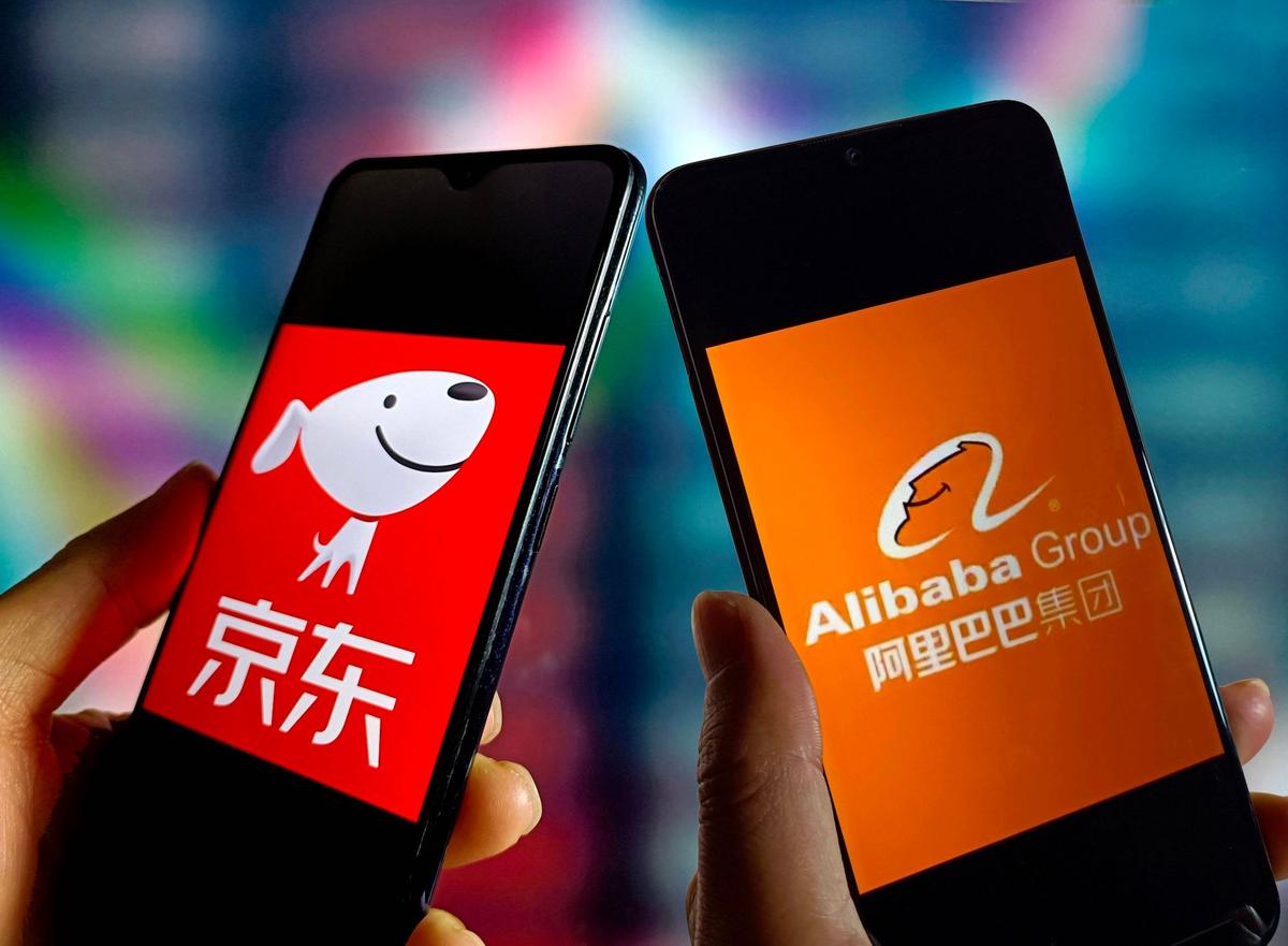 Logos von JD.com und Alibaba werden auf zwei Smartphones gezeigt. Internetgiganten in China, Unternehmen, Wirtschaft, Expansionen