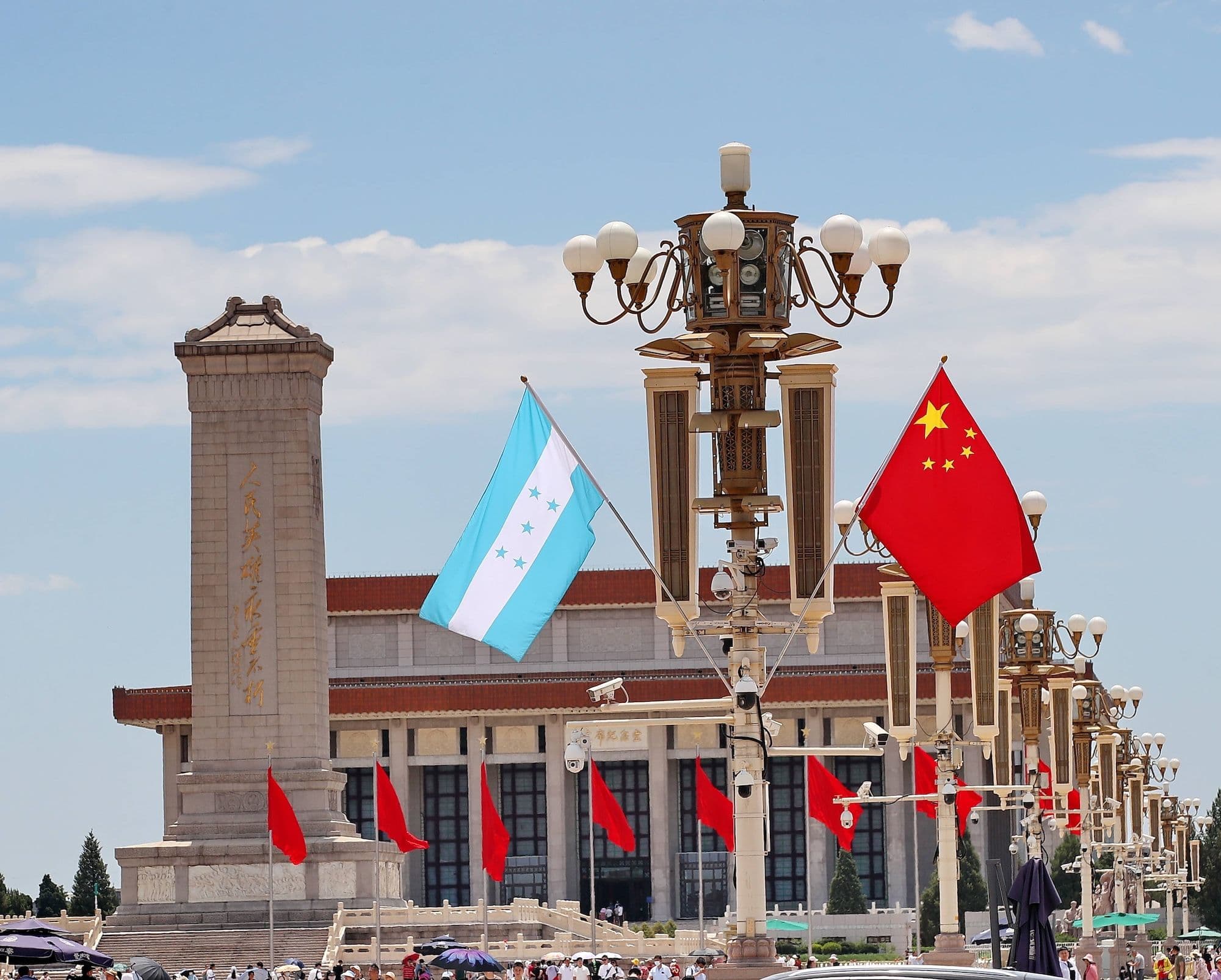  Die Nationalflaggen von Honduras und China wehen auf dem Platz des Himmlischen Friedens in Peking, China