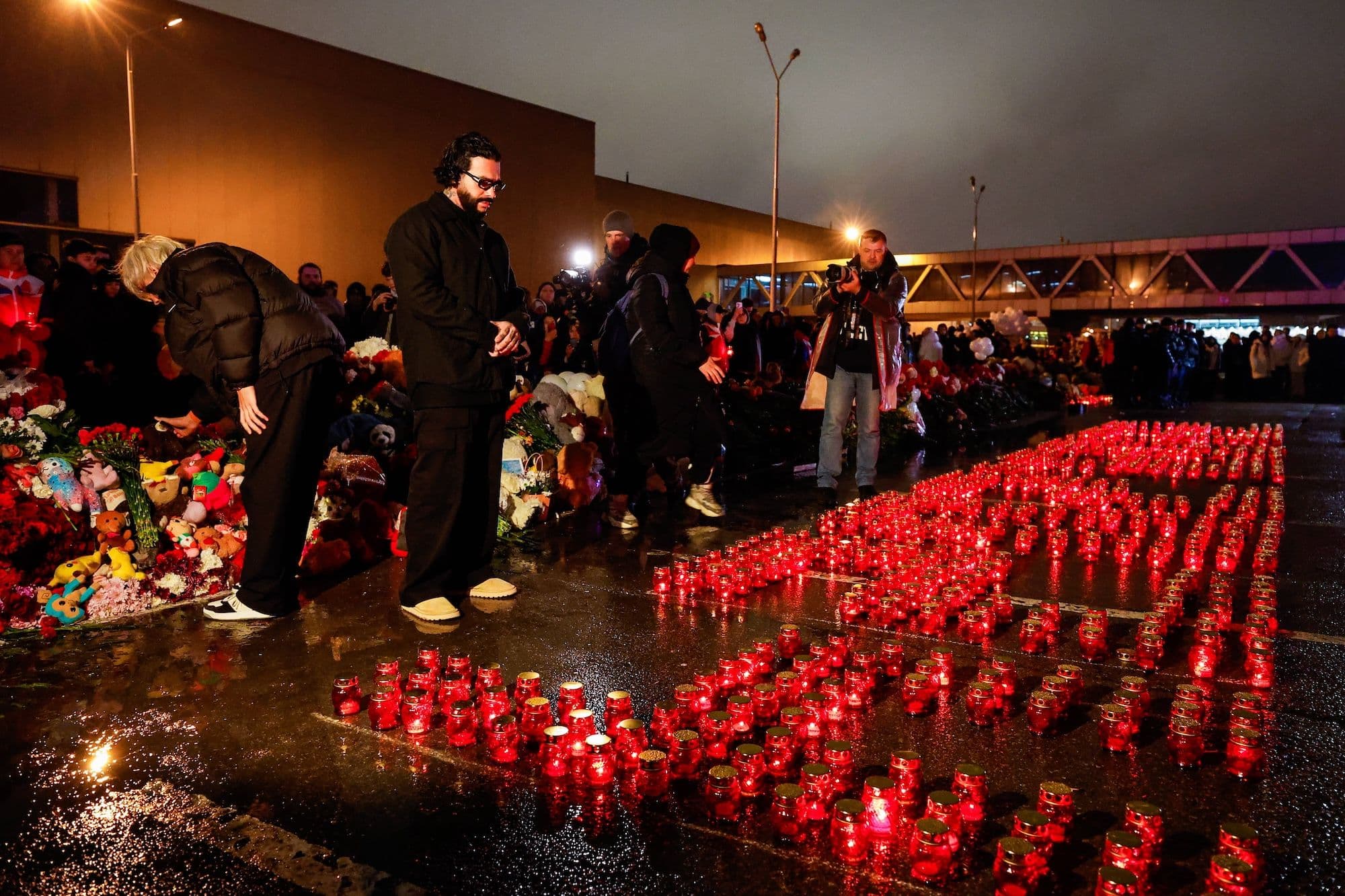 Menschen trauern um die Opfer des Terroranschlags vom 22. März vor dem Krokus-Rathaus in der Stadt Krasnogorsk bei Moskau